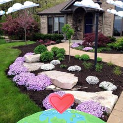 Residential walkway and flower bed presentation por Green Horse