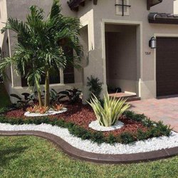 Rock and palm front yard installation por Green Horse