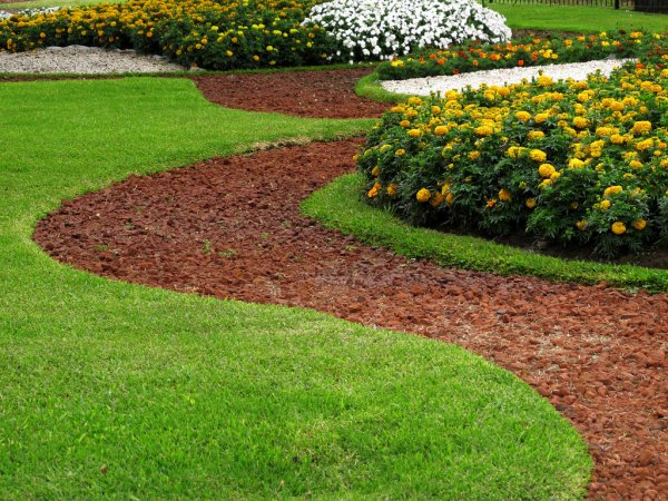 Curved mulch and flower bed design by Green Horse