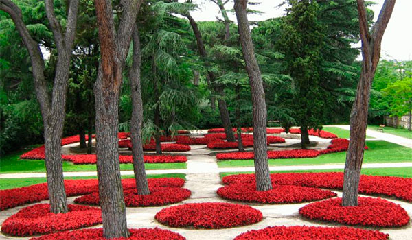 Formal red flower bed and walkway layout by Green Horse